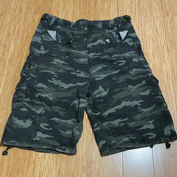 🔥3/$25🔥Camo utility Cargo Shorts - Picture 2 of 5